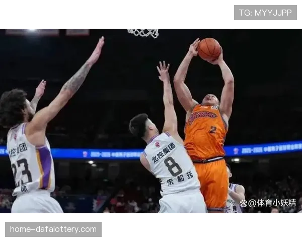 豪斯对阵上海命中首记三分 适应CBA节奏速度较快